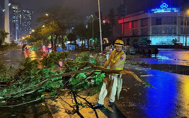 Hà Nội xuyên đêm khắc phục hậu quả mưa dông lớn