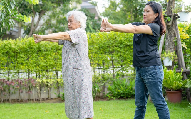 Mẹo tăng sức đề kháng cho người cao tuổi khi giao mùa