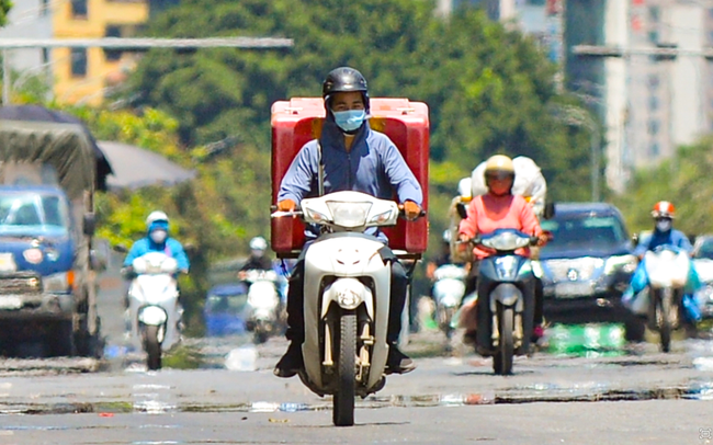 Miền Bắc chìm trong nắng nóng 'thiêu đốt' kéo dài, nền nhiệt Hà Nội chạm mức đỉnh điểm 44 độ C