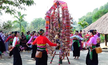 Màn thưởng hoa đặc sắc trong lễ hội Pôồn Pôông của người Mường xứ Thanh