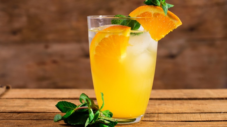 Pha 2 ly này cho 1 ly rượu vang và Sunny Mocktail