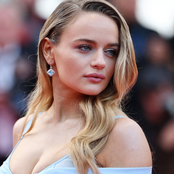 Joey King đã chặt tóc dài của mình thành một con cá bơn giữa những đốm đỏ của vật nuôi