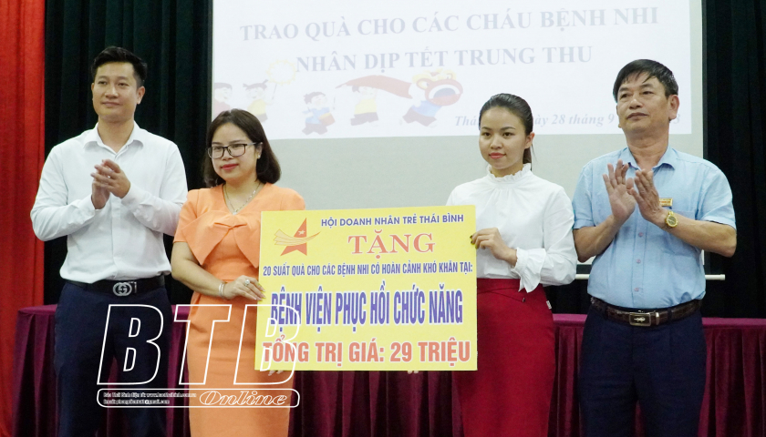 Tặng quà trung thu cho các bệnh nhi có hoàn cảnh khó khăn