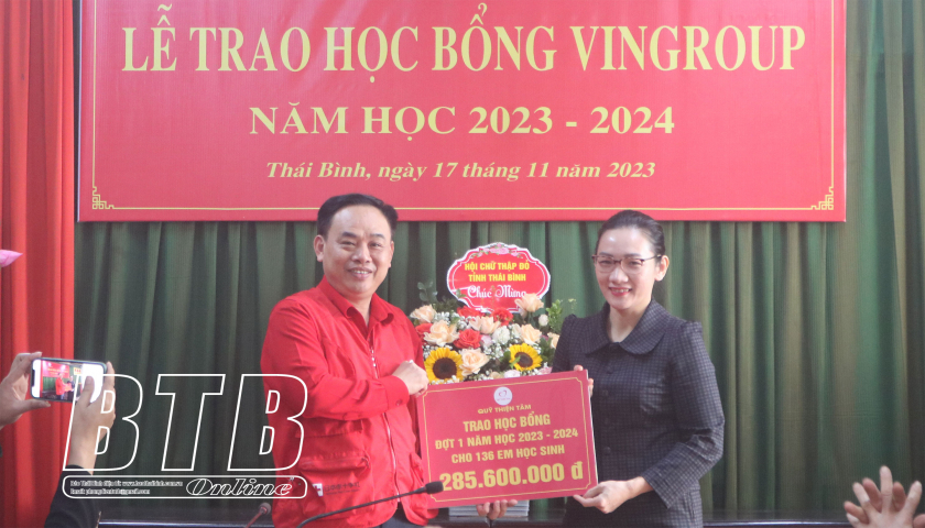 Trao 136 suất học bổng cho học sinh nghèo