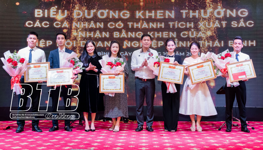 Vinh danh khen thưởng 18 doanh nhân trẻ xuất sắc