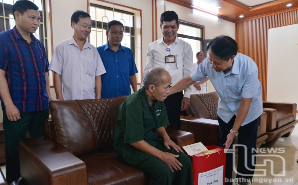 Tặng quà thương, bệnh binh tại Trung tâm Điều dưỡng thương binh Nho Quan