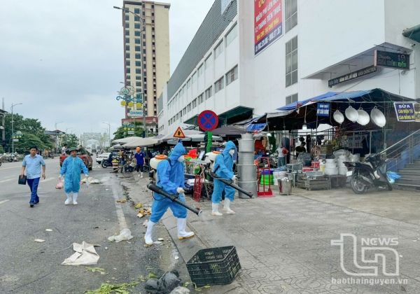 Đồng loạt ra quân phun hóa chất khử khuẩn môi trường