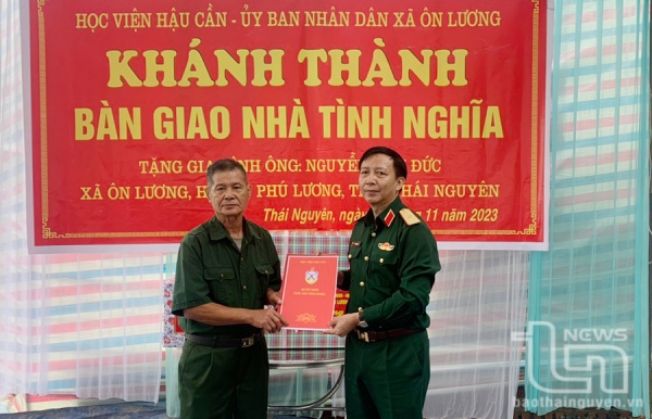 Học viện Hậu cần trao tặng 2 nhà tình nghĩa cho người có công