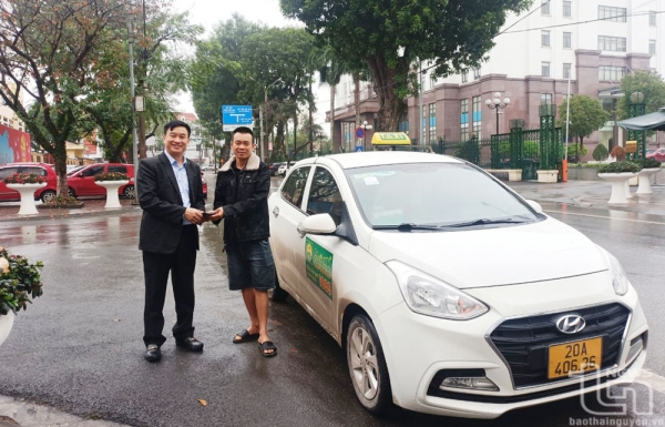 Lái xe taxi Mai Linh trả lại tiền cho khách đánh rơi