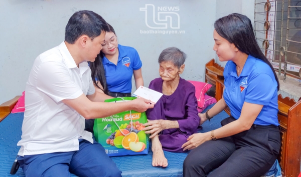 Báo Thái Nguyên thăm, tặng quà Mẹ Việt Nam Anh hùng