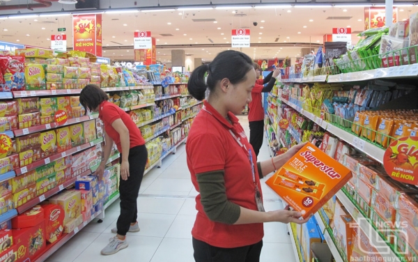 Total revenue from retail sales of consumer goods and services reach over 18,400 trillion VND