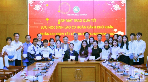 Give gifts to 21 Lao students in difficult circumstances