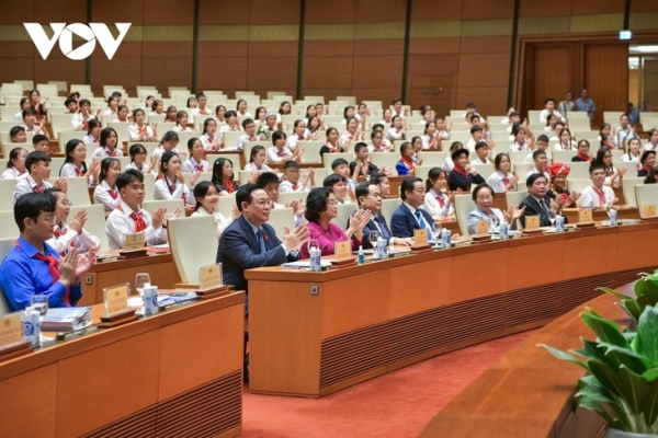 Top legislator attends first "Children's National Assembly" mock session