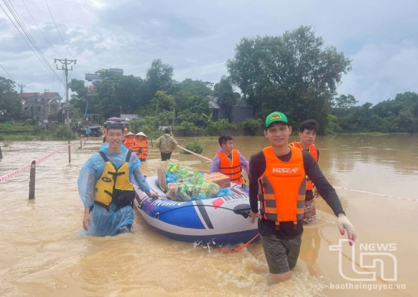 Sức trẻ tình nguyện trong trận lũ lịch sử