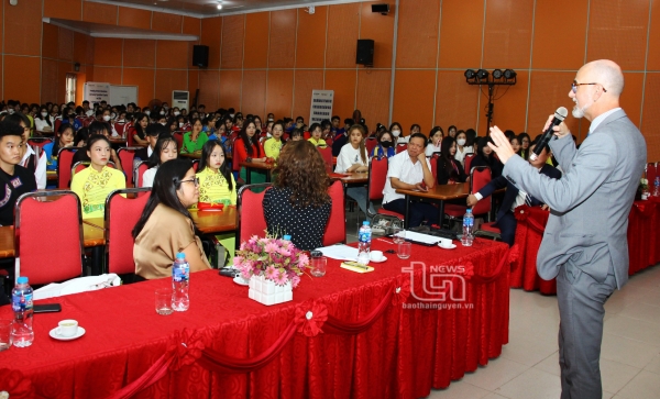 Canadian Embassy in Vietnam visits and works with Thai Nguyen University