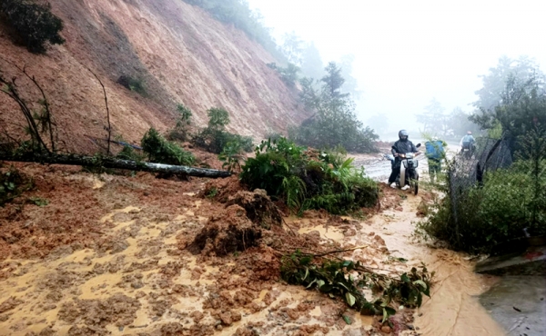 Lào Cai mưa lớn, sạt lở gây tắc đường ở Sa Pa