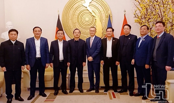 Thai Nguyen delegation visits the Embassy of Vietnam in Germany