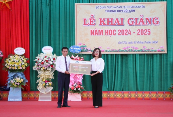 Nui Phao Mining awards scholarships and improves infrastructure for schools in Dai Tu to celebrate the new school year