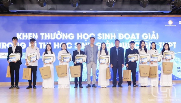 Samsung Thai Nguyen awards scholarships to excellent national students