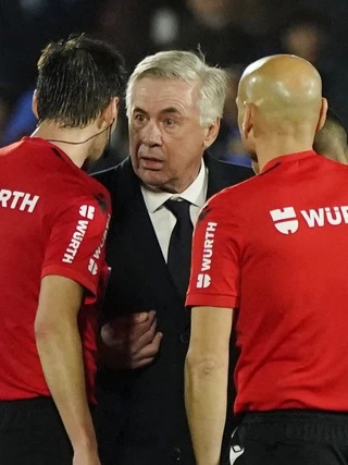 HLV Ancelotti khiến CĐV kinh ngạc khi chạy vào sân phản ứng với trọng tài