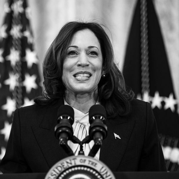 Mục tiêu của Kamala Harris Tiếp tục đến Tất cả mọi người từ AOC đến Charli XCX đang ném trọng lượng của họ ra sau VP.