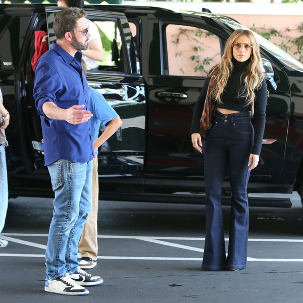 J.Lo và Ben Affleck có thật sự hôn nhau ở Brunch không? “ Trang 6 báo cáo rằng họ đã đóng gói hàng hóa tại Polo Loungge cuối tuần vừa qua, nhưng các nguồn khác nói tâm trạng căng thẳng hơn.