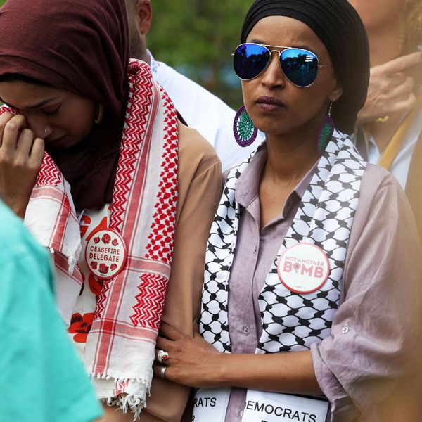 Ilhan Omar tham gia một cuộc thi Pro-Palestine tại DNC Càng ngày càng có nhiều chính trị gia yêu cầu một người Mỹ Palestine lên tiếng tại hội nghị.