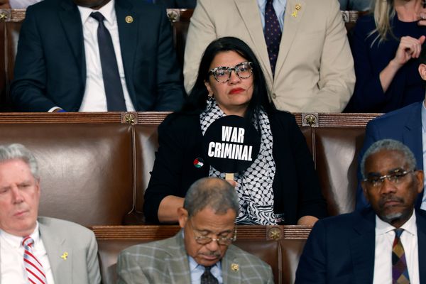 Rashi Tlaib Biểu tình kháng nghị trên mạng Bà nghị sĩ người Palestine người Mỹ cầm một tấm bảng ghi “Những kẻ phạm tội chiến tranh. ”