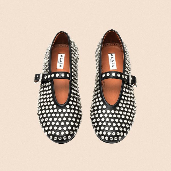 Có phải quá trễ để mua bánh Alaïa Flats? Biểu tượng Ba Lan của Pháp là những đôi giày gây ấn tượng. Nhưng chúng là cổ điển mới hay chỉ là xu hướng?