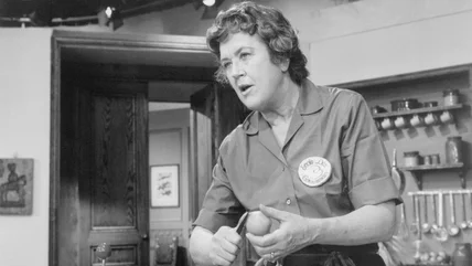 Julia Child đã thêm rượu mạnh vào món súp hành tây kiểu Pháp của mình và bạn cũng nên làm như vậy