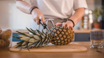 Phục vụ chiếc áo tuyết tiếp theo trong một chiếc Pineapple và cảm ơn chúng tôi sau này