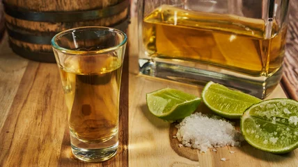 Đây là lý do tại sao reposado Tequila là một chai màu khác để chai