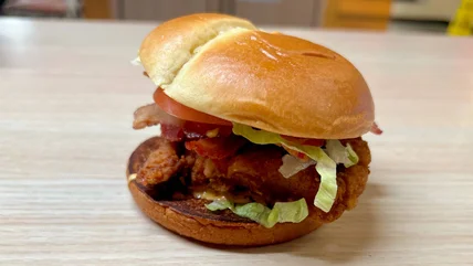 McDonald's New Bacon Cajun McCrispy & Deluxe Review: Khám phá với Flavor