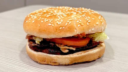 Chúng tôi đã thử món Whopper Bacon Candied Bacon Whopper của Burger King và đó không phải là món mứt của chúng tôi