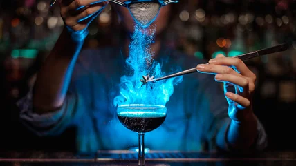 Cocktail rực lửa thực sự nguy hiểm đến mức nào?