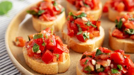 Cây dâu tây Bruschetta đang cầu xin