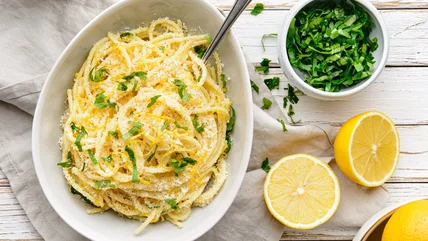 Làm đặc kem của Pasta với một trái cây rập sách