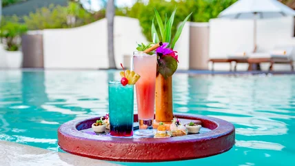 Nướng trái cây tươi để thêm khói cho cocktail nhiệt đới