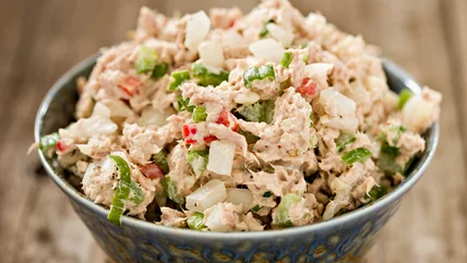 Đây là lý do tại sao salad cá ngừ luôn ngon hơn ở nhà hàng