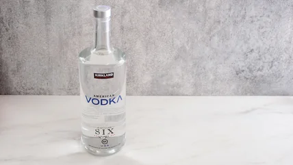 Nghiêm túc mà nói, rượu Vodka Cosco xứng đáng có một vị trí trong xe bạn