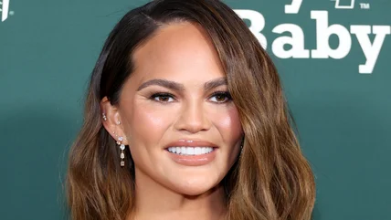 Thành phần Chrissy Teigen thề cho món bánh mì chuối nổi tiếng của cô