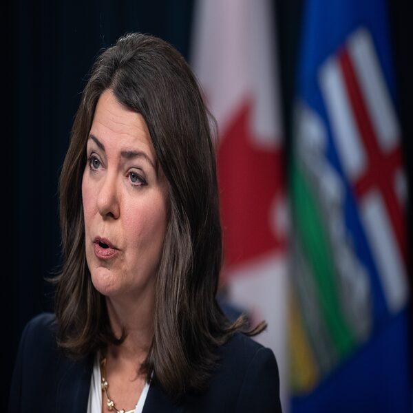 Thủ hiến Alberta Danielle Smith phủ nhận kế hoạch cản trở việc thuê Deena Hinshaw