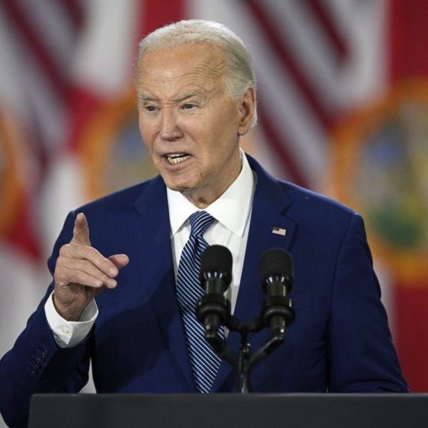 Nhóm các quyền công dân La tinh lớn nhất mà UnidosUS tán thành là Biden ở Arizona