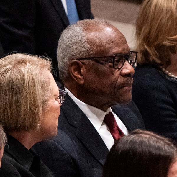 Clarence Thomas không thể được phép quyết định xem Trump có đứng trên luật pháp hay không