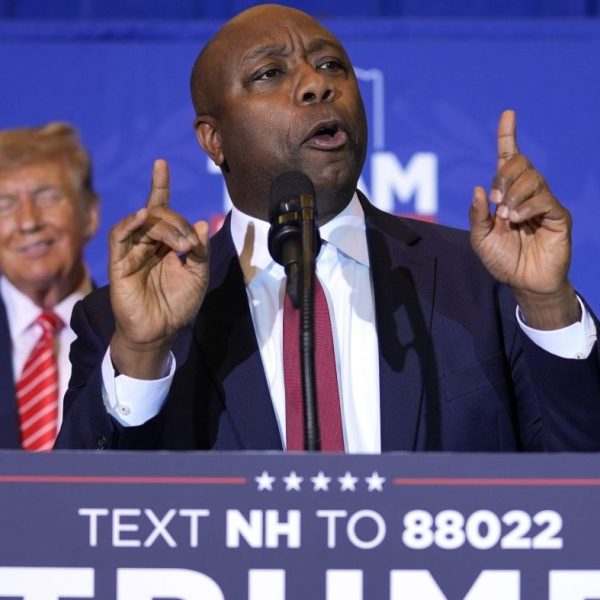 Sharpton nói lời hùng biện của Tim Scott xung quanh Trump là 'nhục nhã'