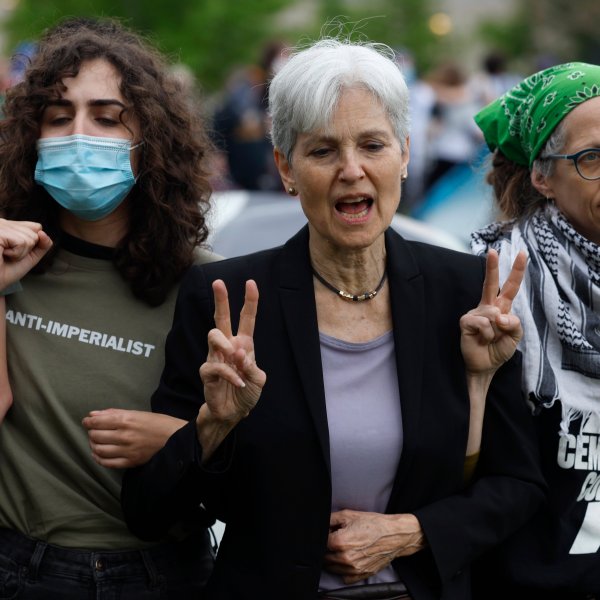 Jill Stein buộc tội cảnh sát hành hung cô ấy tại cuộc biểu tình