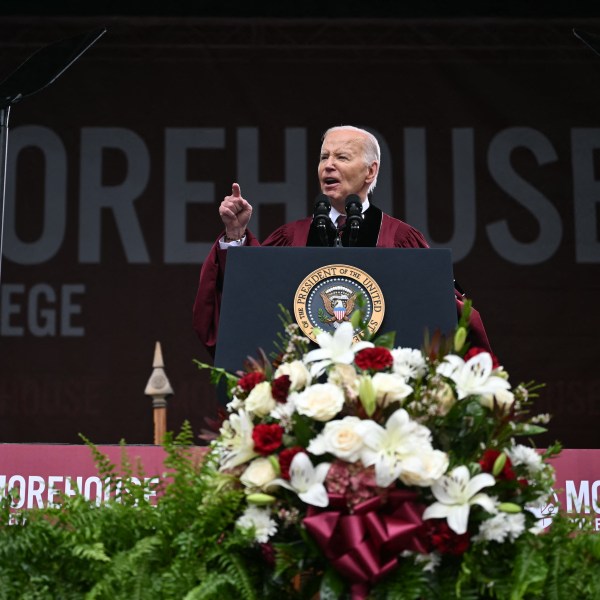 Biden decries Gaza khủng hoảng nhân đạo tại Morehouse, giành được những tràng pháo tay