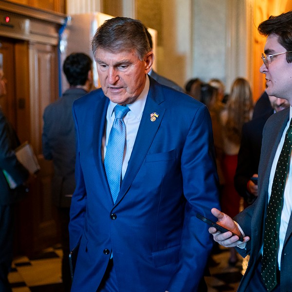 Manchin từ chối lời kêu gọi sa thải Austin: 'Nếu xảy ra sai sót, chúng tôi có thể sửa chữa'