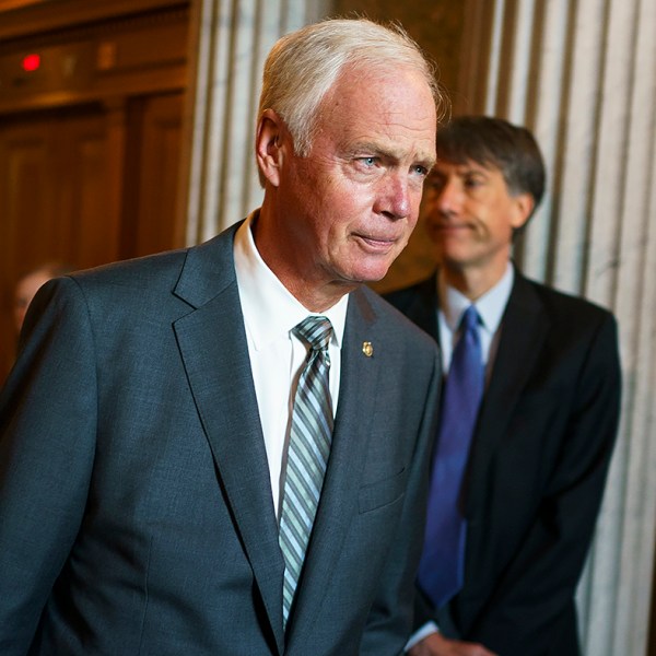 Ron Johnson nói rằng ông không tin vào các cuộc thăm dò ý kiến cho thấy Đen đánh bại Thump ở Wisconsin