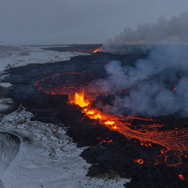 Người dân được phép trở về làng Iceland nơi núi lửa phun trào